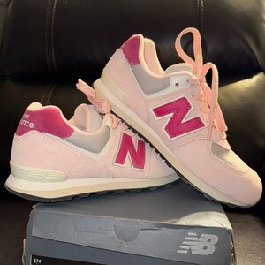 New Balance 574 Kids Size 4 Women Size 5.5 - 6 New EUR 36. New In The Box.